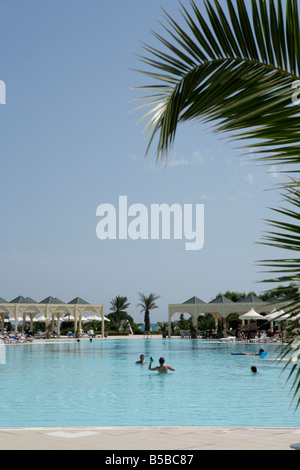 Piscine de l'hôtel Marillia en Tunisie Banque D'Images