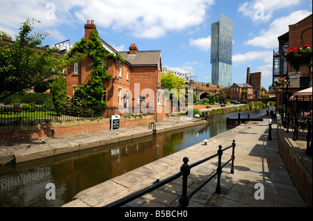 Canal et éclusiers au chalet avec le Castlefield Beetham Tower en arrière-plan, Manchester, Angleterre, Europe Banque D'Images