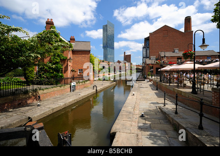 Canal et éclusiers au chalet avec le Castlefield Beetham Tower en arrière-plan, Manchester, Angleterre, Europe Banque D'Images