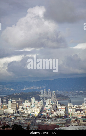 Storm passant au-dessus de San Francisco et le Bay Bridge Banque D'Images