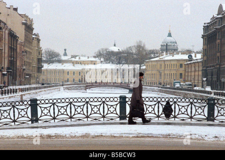 Figure crossing bridge sur le Griboedon en hiver Canal St Petersburg Russie Europe Banque D'Images