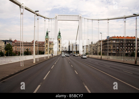 Conduite le long, Elizabeth Bridge, Budapest, Hongrie Banque D'Images