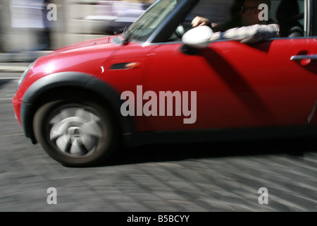 Nouvelle bmw mini voiture sur rue dans la ville de la ville Banque D'Images