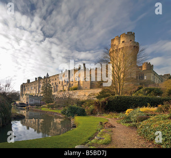 Une vue sur le château de Warwick et la rivière Avon Warwick Warwickshire Angleterre Royaume Uni Europe Banque D'Images