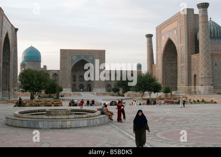 La place du Registan, Samarkand, Ouzbékistan, l'Asie centrale Banque D'Images