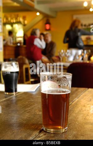 Une pinte dans un pub à Cornwall, Angleterre, Europe Banque D'Images