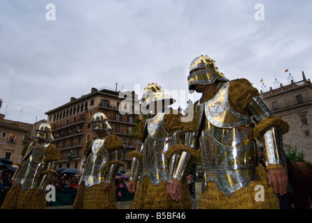 Chevaliers en armures en espagnol parade civique Valence fête ses fiesta Nou D Octubre 9e festival Octobre Valencia Espagne Banque D'Images