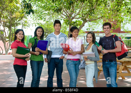 Adolescents multiculturels Groupe scolaire plein air jeunes aînés souriants adolescents 15-17 ans à l'extérieur sur le campus du terrain de jeux Banque D'Images