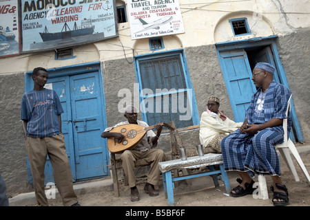 Les sections locales se détendre avec un peu de musique traditionnelle, sur les rues de Berbera, Somalie, Somalie, Afrique du Sud Banque D'Images