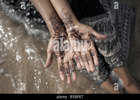 Henna ornent les mains d'une femme musulmane sur la plage à Berbera, Somalie, Somalie, Afrique du Sud Banque D'Images