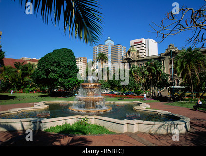 Fontaine en petit parc près de l'Hôtel de Ville, Durban, Natal, Afrique du Sud, l'Afrique Banque D'Images