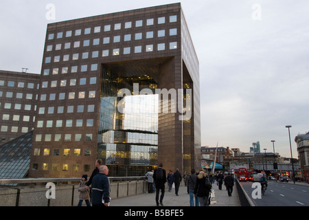 Non 1 London Bridge London UK avec le Pont de Londres sur l'avant-plan et la Station London Bridge en arrière-plan. Banque D'Images