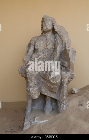 Statue gréco-romaine à la soi-disant philosophes 'Cercle', un monument à d'importants poètes et penseurs grecs à Saqqara ou Sakkarah en Egypte Banque D'Images