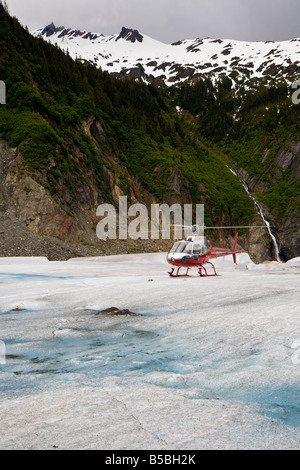 L'atterrissage de l'hélicoptère au-dessus de Mendenhall Glacier près de Juneau en Alaska Banque D'Images