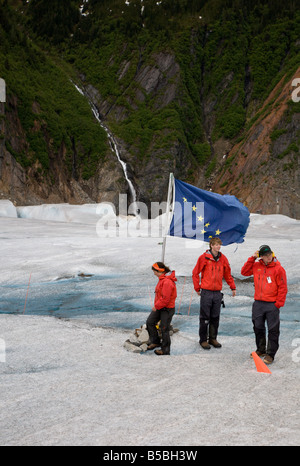 Trois guides d'hélicoptère au camp de base sur le glacier de Mendenhall près de Juneau, Alaska Banque D'Images