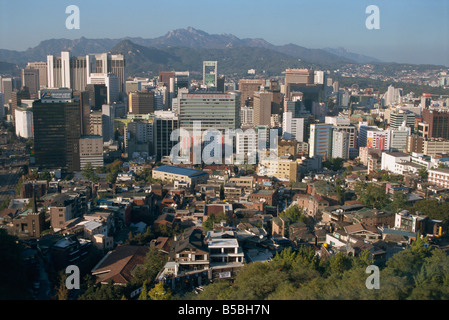 Centre-ville de Tours vu de parc Namsan avec Pukansan collines granitiques juste au-delà de Séoul Corée du Sud Asie Banque D'Images