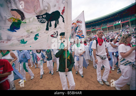 Défilé des clubs dans la Plaza de Toros, San Fermín, Pampelune, Navarre, Pays Basque, Espagne, Europe Banque D'Images