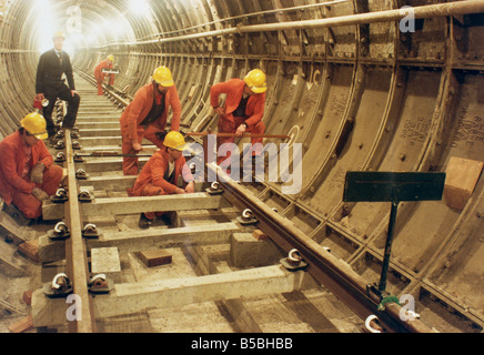 Les travailleurs des transports de Londres l'installation de piste en boucle nouveau tunnel Terminal 4 d'Heathrow de Londres Angleterre Royaume-Uni Europe Banque D'Images