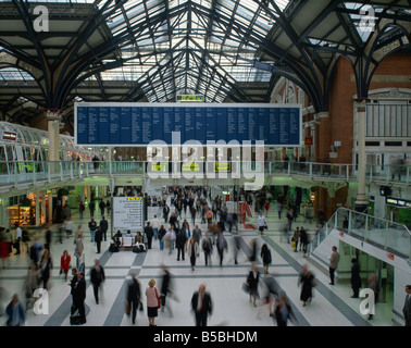 Hall de passagers à la gare de Liverpool Street à Londres Angleterre Royaume-Uni Europe Banque D'Images