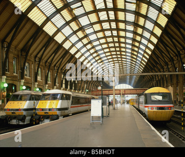 Les trains Intercity et plate-forme à la gare de Kings Cross à Londres Angleterre Royaume-Uni Europe Banque D'Images