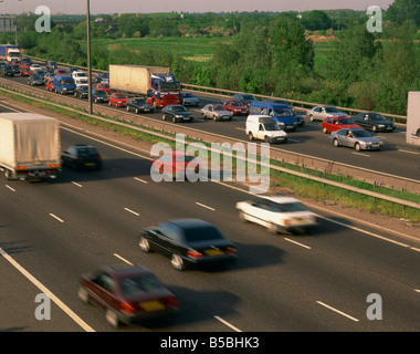 Camions cars et voitures dans un embouteillage sur une autoroute Royaume-uni Europe Banque D'Images