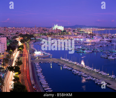 Lumières du soir, avec des bateaux dans le port de plaisance et la cathédrale de Palma sur la baie, sur l'île de Majorque, Iles Baléares, Espagne, Méditerranée Banque D'Images