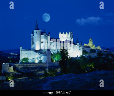 Vue sur château illuminé Segovia Espagne Europe Banque D'Images