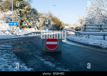 Bretelle autoroute fermée dans la neige à la suite d'un accident aucun signe d'entrée dans l'avant-plan Banque D'Images