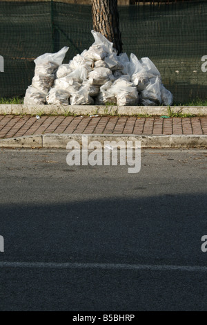 Sacs en plastique remplis de gravats du chantier de dumping par street Banque D'Images