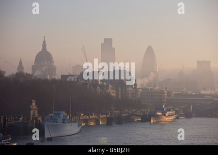 Tôt le matin, le brouillard plane sur St Paul's et la ville de Londres, Londres, Angleterre, Europe Banque D'Images