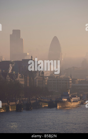 Tôt le matin, le brouillard plane sur la ville de ville de Londres, Londres, Angleterre, Europe Banque D'Images