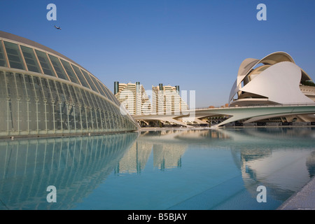 L'Hemisferic et El Palau de les Arts Reina Sofia (Palais des Arts Reina Sofia), Cité des Arts et des Sciences, Valence, Espagne, Europe Banque D'Images