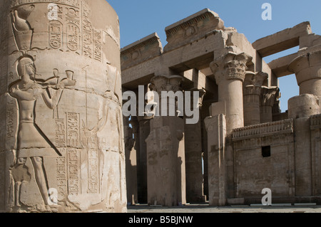 Détail de la colonne au niveau de la double entrée de Kom Ombo Temple construit durant la dynastie ptolémaïque, 180-47 av. J.-C. dans la ville de Kom Ombo Haute Egypte Banque D'Images