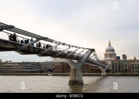 Millennium Bridge over River Thames London UK avec la Cathédrale St Paul à l'arrière-plan. Banque D'Images