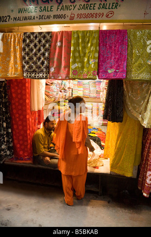 Une femme l'achat de saris une boutique dans le marché Kinari, "Old Delhi" Inde Banque D'Images