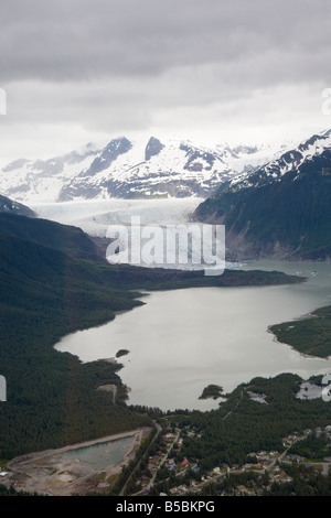 Mendenhall Glacier s'écoule dans le lac Mendenhall près de Juneau, Alaska, USA Banque D'Images