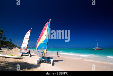 Catamarans sur la plage à Playa Bavaro Punta Cana, République dominicaine, Caraïbes Banque D'Images