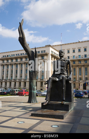 Bucarest Roumanie Part et casse de l'Homme statue en bronze de "Iuliu Maniu' sur la place de la révolution en centre-ville Piata Revolutiei Banque D'Images