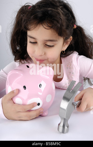 Jeune fille avec une tirelire Banque D'Images