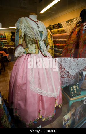 Afficher la fenêtre des couturiers espagnols traditionnels boutique dans le centre historique de la ville de Valence Espagne Banque D'Images