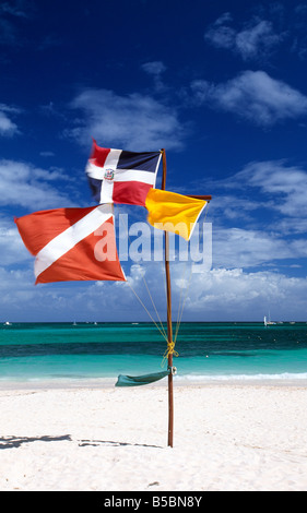 Les drapeaux sur la plage à Playa Bavaro Punta Cana, République dominicaine, Caraïbes Banque D'Images