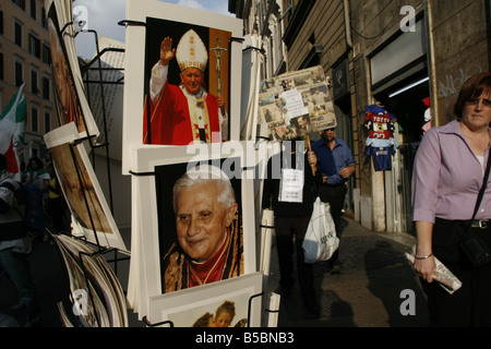 Cartes postales sur le pape se tiennent à l'extérieur cadeaux à rome Banque D'Images