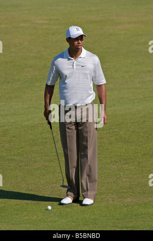 Mondes de Tiger Woods golfeur n°1 mettre dans la vallée de 'péché' à la 18e à St Andrews en Écosse Banque D'Images