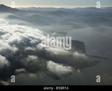 Vue aérienne au-dessus du brouillard entrant dans la baie Richardson à Sausalito le comté de Marin en Californie Banque D'Images