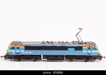 Close up d'un modèle électrique Hornby train dans une livery tourné sur un fond blanc (découper) dans un studio Banque D'Images