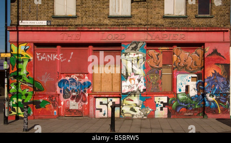 Graffiti sur une pub à l'abandon dans l'East End de Londres UK Banque D'Images