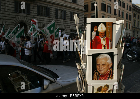 Cartes postales sur le pape se tiennent à l'extérieur cadeaux à rome Banque D'Images