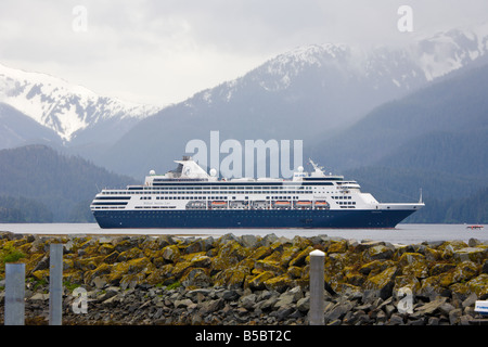 La Holland America Line Veendam bateau de croisière amarré dans la Manche orientale à Sitka, Alaska Banque D'Images
