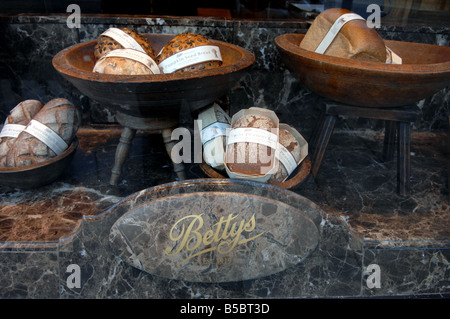 Salons de thé Bettys shop window display à Harrogate Yorkshire UK Banque D'Images