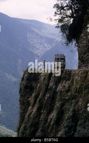 Vélo de montagne et minibus sur la route la plus dangereuse du monde / la Carretera de la Muerte de la Paz à Coroico, Yungas du Nord, Bolivie Banque D'Images